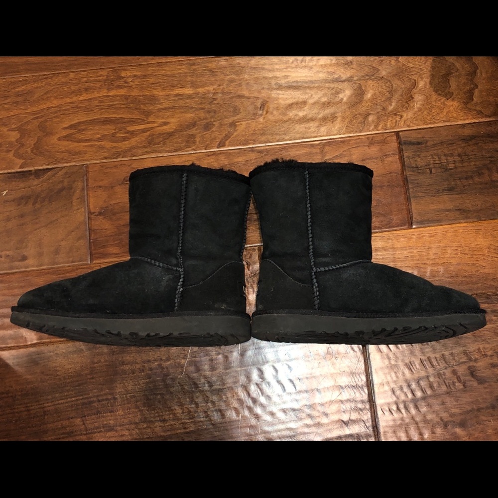Kids 4/ Women’s 6 black UGGS
